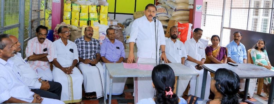 കഞ്ഞിക്കുഴി സർവീസ് സഹകരണബാങ്കിന്റെ സഹകരണ ഓണച്ചന്ത  ജില്ലാ പഞ്ചായത്ത് മുൻ പ്രസിഡന്റ്‌ ആർ നാസർ ഉദ്ഘാടനംചെയ്യുന്നു