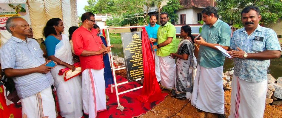 നീർക്കുന്നം കവലയിൽ പാലത്തിന്റെയും റോഡിന്റെയും നിർമാണം എച്ച് സലാം എംഎൽഎ ഉദ്ഘാടനംചെയ്യുന്നു