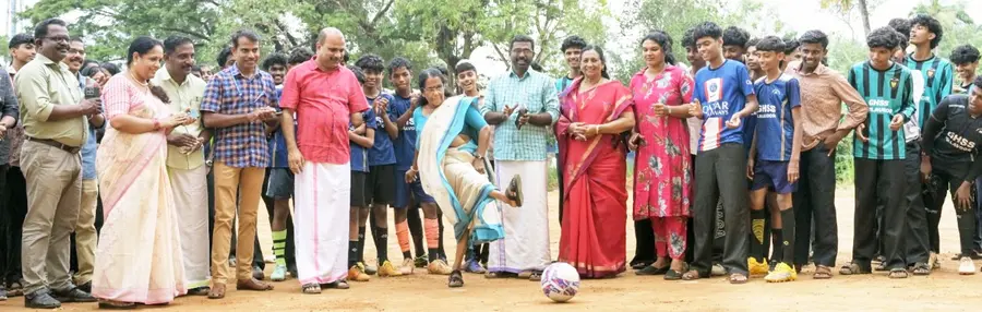 കലവൂർ ഗവ. എച്ച്‌എസ-്‌എസിൽ സെവൻസ് ഫുട്ബോൾ ഗ്രൗണ്ട് ജില്ലാപഞ്ചായത്ത് പ്രസിഡന്റ്‌ കെ ജി രാജേശ്വരി  പന്തുതട്ടി ഉദ്ഘാടനംചെയ്യുന്നു ​