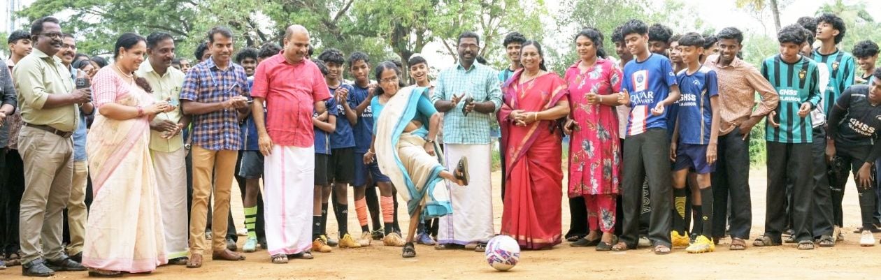 കലവൂർ ഗവ. എച്ച്‌എസ-്‌എസിൽ സെവൻസ് ഫുട്ബോൾ ഗ്രൗണ്ട് ജില്ലാപഞ്ചായത്ത് പ്രസിഡന്റ്‌ കെ ജി രാജേശ്വരി  പന്തുതട്ടി ഉദ്ഘാടനംചെയ്യുന്നു ​