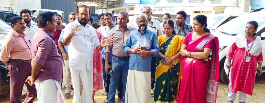 ജില്ലാ ആശുപത്രി പരിസരത്തെ ഗതാഗതക്കുരുക്ക്‌ പരിഹരിക്കുന്നതിനായി ജില്ലാ പഞ്ചായത്ത് പ്രസിഡന്റ് ടി എം ശശിയുടെ നേതൃത്വത്തിൽ നടത്തിയ പരിശോധന