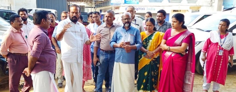 ജില്ലാ ആശുപത്രി പരിസരത്തെ ഗതാഗതക്കുരുക്ക്‌ പരിഹരിക്കുന്നതിനായി ജില്ലാ പഞ്ചായത്ത് പ്രസിഡന്റ് ടി എം ശശിയുടെ നേതൃത്വത്തിൽ നടത്തിയ പരിശോധന