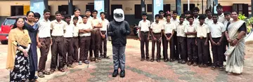 മാന്നാർ നായർ സമാജം ബോയ്സ് ഹൈസ്‌കൂളിൽ ചാന്ദ്രദിനാഘോഷത്തിന്റെ ഭാഗമായി നീൽ ആംസ്ട്രോങ്ങിന്റെ വേഷത്തിലെത്തിയ വിദ്യാർഥി