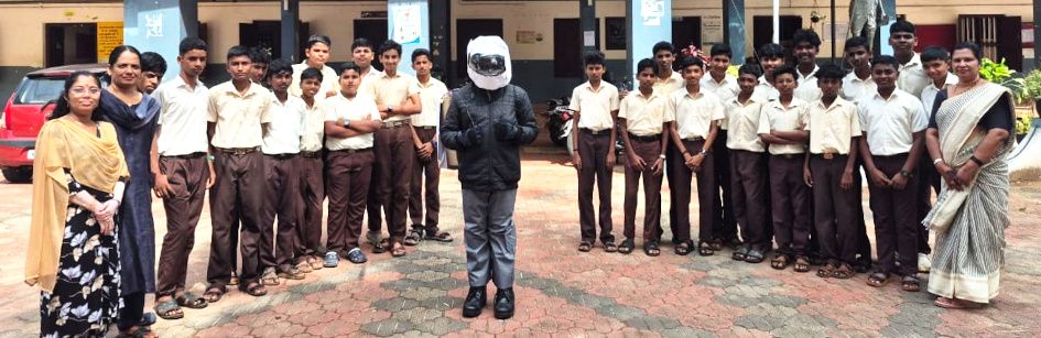മാന്നാർ നായർ സമാജം ബോയ്സ് ഹൈസ്‌കൂളിൽ ചാന്ദ്രദിനാഘോഷത്തിന്റെ ഭാഗമായി നീൽ ആംസ്ട്രോങ്ങിന്റെ വേഷത്തിലെത്തിയ വിദ്യാർഥി