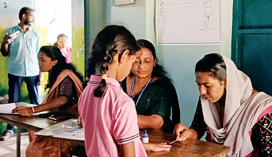 കുട്ടമ്പേരൂർ സിറിയൻ എംഡി എൽപി സ്കൂളിലെ പാർലമെന്റ് തെരഞ്ഞെടുപ്പിൽ വോട്ട് രേഖപ്പെടുത്താൻ
കുട്ടികളുടെ വിരലില് മഷി പുരട്ടുന്നു