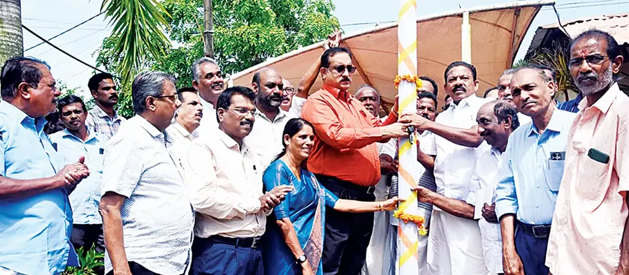 നെഹ്റുട്രോഫി വള്ളംകളിയുടെ പവിലിയൻ നിർമാണത്തിനുള്ള പന്തലിന്​ കലക്ടർ അലക്സ് വർഗീസ് കാൽനാട്ടുന്നു