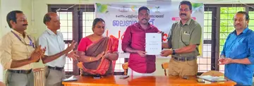 ചേന്നംപള്ളിപ്പുറം ഹരിതബജറ്റ്‌ പ്രസിഡന്റ്‌ ടി എസ്‌ സുധീഷ്‌ പ്രകാശനംചെയ്യുന്നു