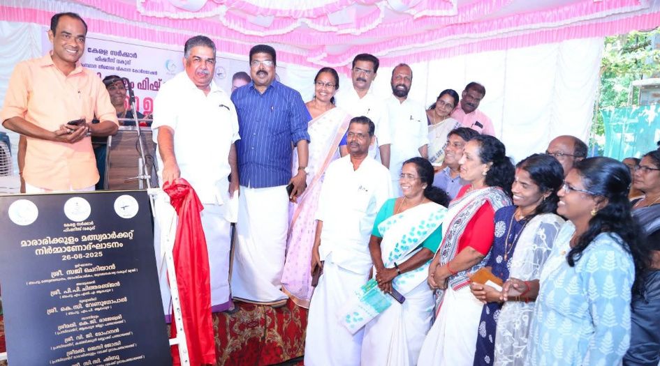 മാരാരിക്കുളം മത്സ്യമാർക്കറ്റ് നിർമാണ ഉദ്ഘാടനവും നിർമ്മാണം പൂർത്തീകരിച്ച ക്ഷേത്രം റോഡിന്റെ സമർപ്പണവും  മന്ത്രി സജി ചെറിയാൻ നടത്തുന്നു