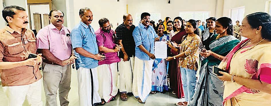 ആര്യാട്, കഞ്ഞിക്കുഴി ബ്ലോക്ക്‌ ക്ലസ്റ്ററിലെ മൈക്രോ തൊഴിൽമേള പി പി ചിത്തരഞ്ജൻ എംഎൽഎ ഉദ്യോഗാർഥിയിൽനിന്ന് ബയോഡാറ്റ സ്വീകരിച്ച് ഉദ്ഘാടനംചെയ്യുന്നു