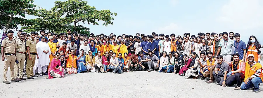 മാതാ അമൃതാനന്ദമയി മഠം അഴീക്കലിൽ സംഘടിപ്പിച്ച മെഗാ ശുചീകരണ യജ്ഞത്തിൽ പങ്കെടുത്തവർ