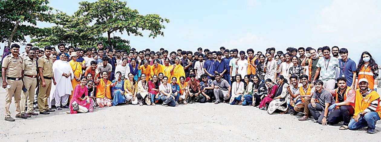മാതാ അമൃതാനന്ദമയി മഠം അഴീക്കലിൽ സംഘടിപ്പിച്ച മെഗാ ശുചീകരണ യജ്ഞത്തിൽ പങ്കെടുത്തവർ