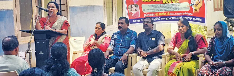 കെഎസ്ടിഎ തുറവൂർ ഉപജില്ലാ കമ്മിറ്റി സംഘടിപ്പിച്ച ധർണ സംസ്ഥാന എക്സിക്യൂട്ടീവ് അംഗം വി അനിത
ഉദ്ഘാടനംചെയ്യുന്നു