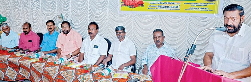 മ​രുത്തോർവട്ടം ശ്രീനാരായണധർമ സഹായസംഘം വാർഷികവും സമാധിദിനാചരണവും കേരള സംസ്ഥാന  പിന്നാക്കവിഭാഗ വികസന കോർപറേഷൻ ചെയർമാൻ കെ പ്രസാദ് ഉദ്‌ഘാടനംചെയ്യുന്നു