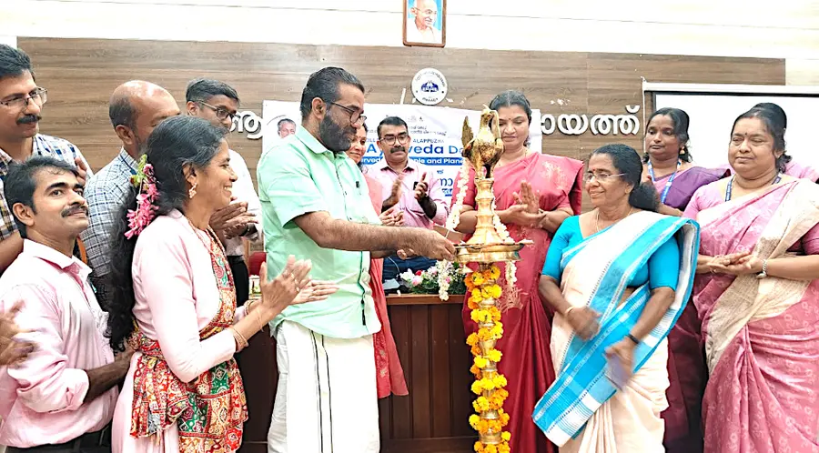 ഭാരതീയ ചികിത്സാവകുപ്പും നാഷണൽ ആയുഷ് മിഷനും ചേർന്ന് സംഘടിപ്പിച്ച 10–ാമത് ദേശീയ ആയുർവേദ ദിനാചരണത്തിന്റെ ജില്ലാതല ഉദ്ഘാടനം എച്ച് സലാം എംഎൽഎ നടത്തുന്നു