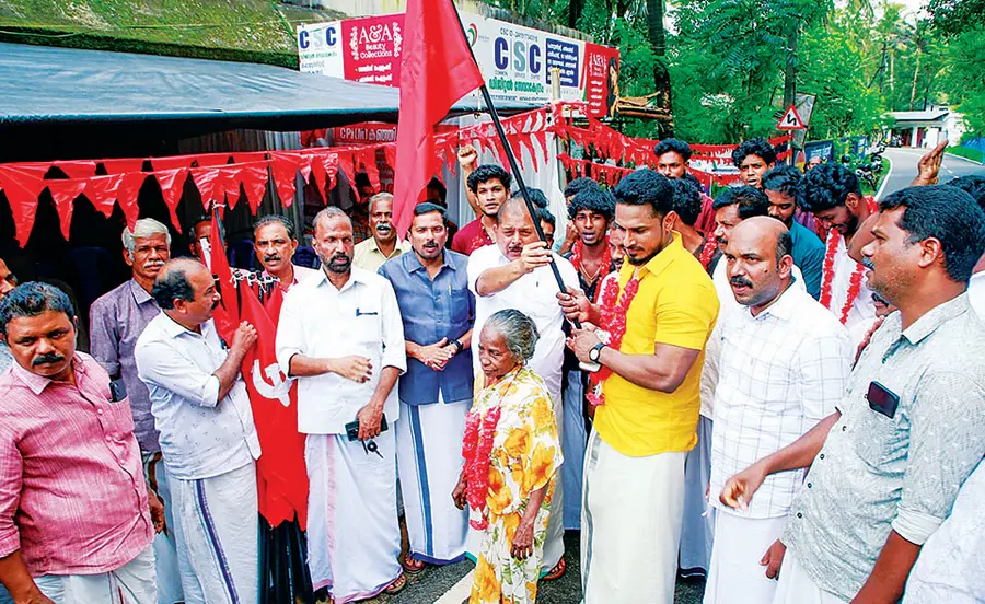 കഞ്ഞിക്കുഴിയിൽ കോൺഗ്രസ്‌ വിട്ട്‌ സിപിഐ എമ്മിനൊപ്പം വന്നവരെ ജില്ലാ സെക്രട്ടറി ആർ നാസർ പതാക നൽകി  സ്വീകരിക്കുന്നു 