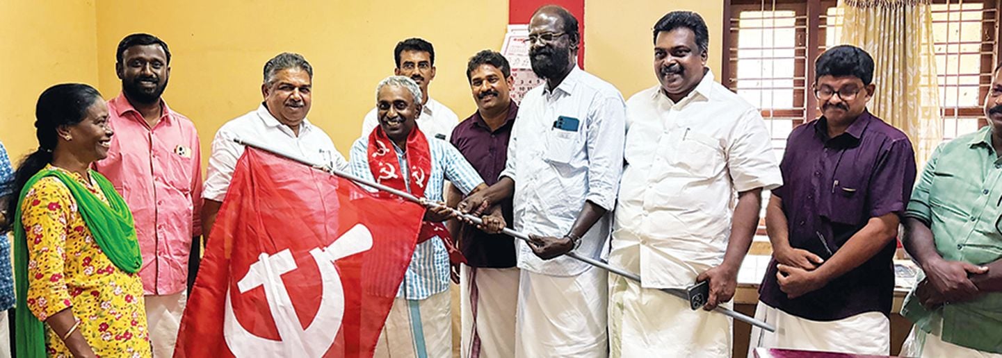 മന്ത്രി സജി ചെറിയാൻ സജി ചരവൂരിനെ പാർടി പതാക നൽകി സ്വീകരിക്കുന്നു