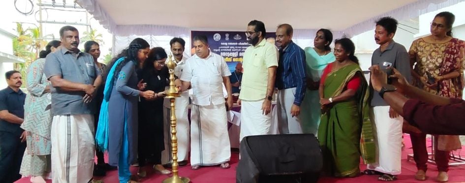 തോട്ടപ്പള്ളി മത്സ്യഗ്രാമം മൾട്ടിപർപ്പസ് ഫിഷറീസ് സെന്ററിന്റെ നിർമാണം മന്ത്രി സജി ചെറിയാൻ  ഉദ്ഘാടനംചെയ്യുന്നു