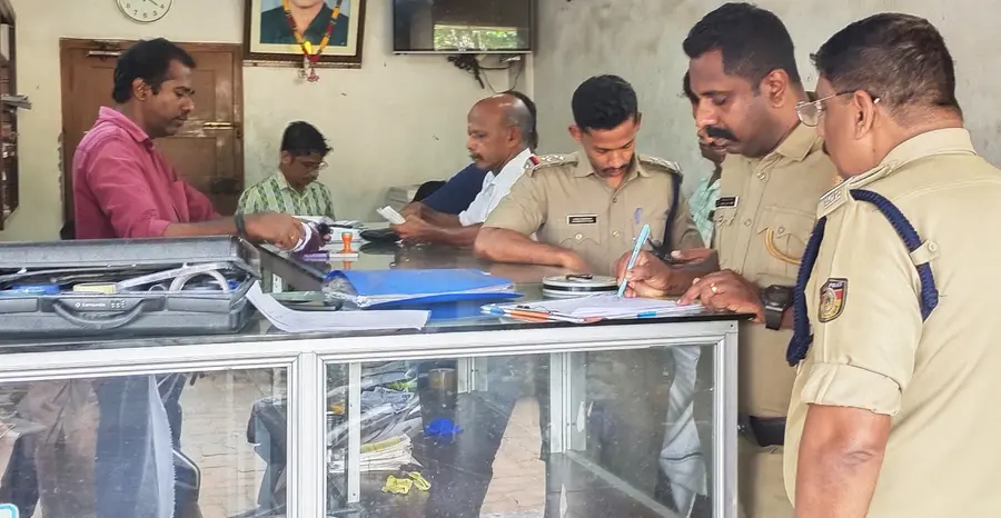 മോഷണം നടന്ന ചേർത്തലയിലെ ഭാഗ്യക്കുറി വിൽപ്പനശാല വിരലടയാള വിദഗ്‌ധരും പൊലീസും പരിശോധിക്കുന്നു