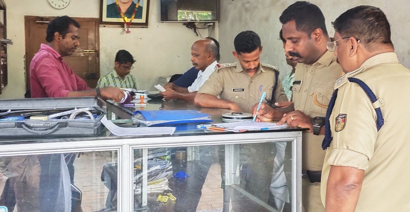 മോഷണം നടന്ന ചേർത്തലയിലെ ഭാഗ്യക്കുറി വിൽപ്പനശാല വിരലടയാള വിദഗ്‌ധരും പൊലീസും പരിശോധിക്കുന്നു