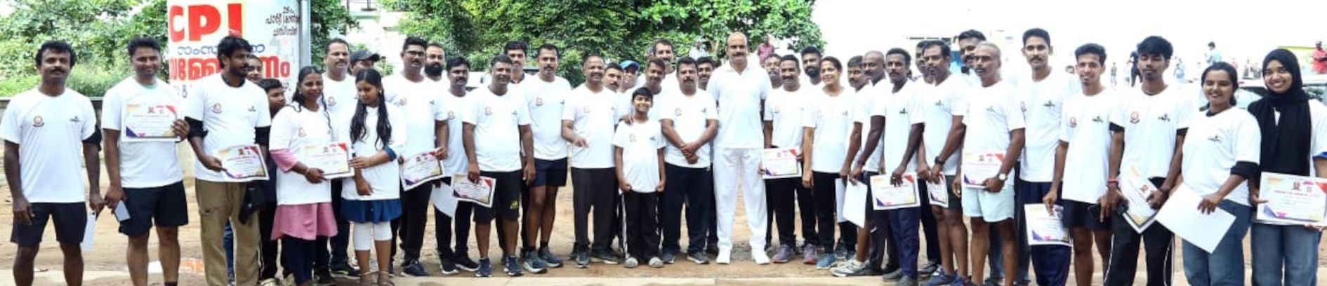 റൺ ഫോർ യൂണിറ്റി മാരത്തണിൽ പങ്കെടുത്തവർ ജില്ലാ പൊലീസ്‌ മേധാവി എം പി മോഹനചന്ദ്രനൊപ്പം