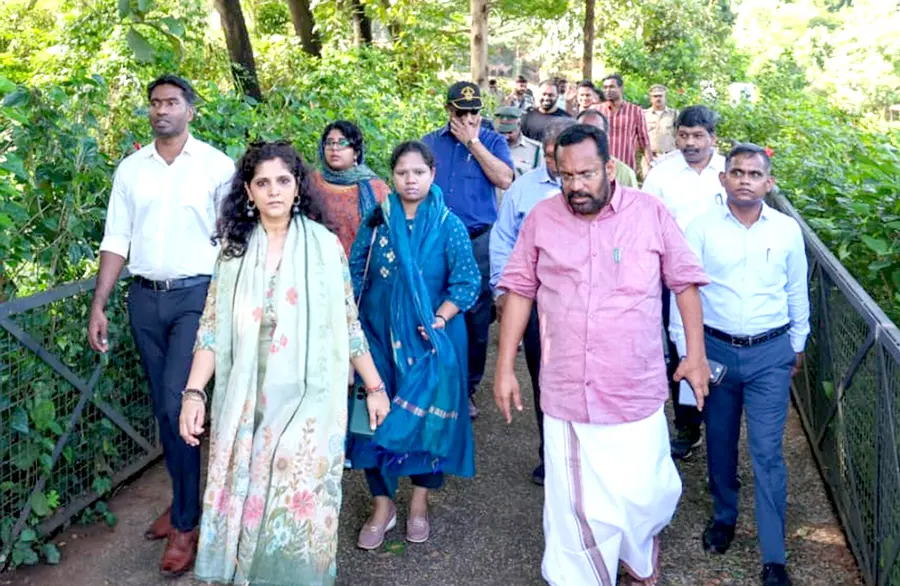 കലക്ടർമാരുടെ സംഘം മന്ത്രി കെ രാജനൊപ്പം പുത്തൂർ സുവോളജിക്കൽ പാർക്ക്‌ സന്ദർശിക്കുന്നു