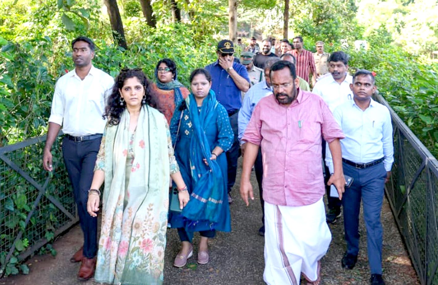 കലക്ടർമാരുടെ സംഘം മന്ത്രി കെ രാജനൊപ്പം പുത്തൂർ സുവോളജിക്കൽ പാർക്ക്‌ സന്ദർശിക്കുന്നു