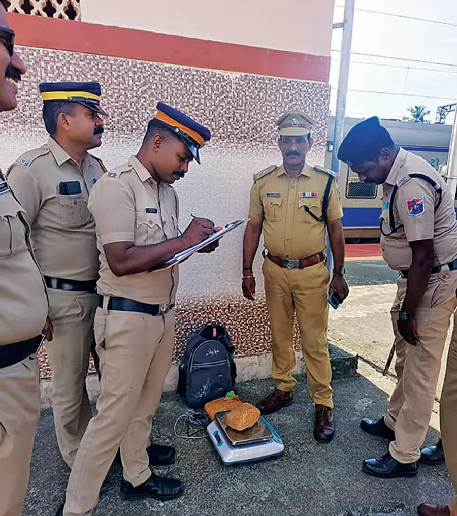  ആലപ്പുഴ റെയിൽവേ സ്‌റ്റേഷനിൽ ബാഗിൽ ഒളിപ്പിച്ച നിലയിൽ  കണ്ടെത്തിയ കഞ്ചാവ്‌ 