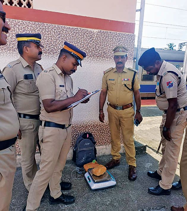  ആലപ്പുഴ റെയിൽവേ സ്‌റ്റേഷനിൽ ബാഗിൽ ഒളിപ്പിച്ച നിലയിൽ  കണ്ടെത്തിയ കഞ്ചാവ്‌ 