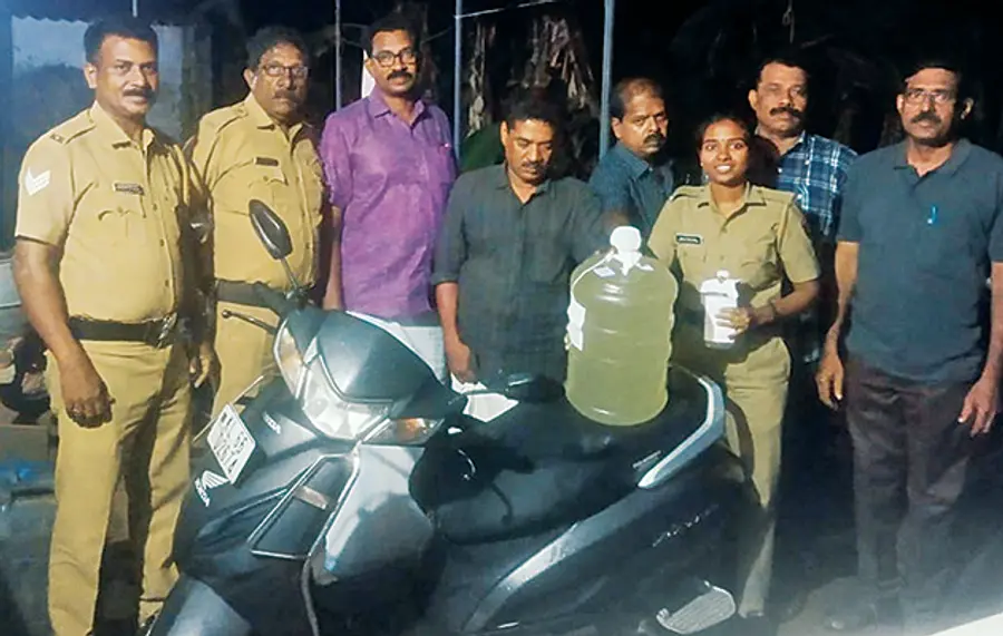 എക്സൈസ് പിടിയിലായ അനിൽകുമാറും സുമൻകുമാറും