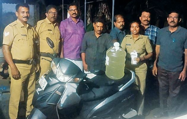 എക്‍സൈസ് പിടിയിലായ അനിൽകുമാറും സുമൻകുമാറും