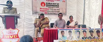 മോട്ടോർ വാഹന വകുപ്പ് സംഘടിപ്പിച്ച അന്തർദേശീയ റോഡപകട ഓർമദിനത്തിൽ ആലപ്പുഴ കളർകോട് വാഹനാപകടത്തിൽ മരിച്ച മെഡിക്കൽ വിദ്യാർഥികളെ അനുസ്മരിക്കുന്നു