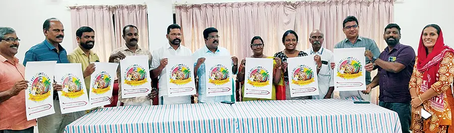 ജില്ലാ സ്കൂൾ കലോത്സവത്തിന്റെ ലോഗോ പിപി ചിത്തരഞ്ജൻ എംഎൽഎ പ്രകാശിപ്പിക്കുന്നു