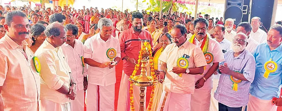 ശ്രീനാരായണ ജ്ഞാനയജ്ഞം എസ്എൻഡിപി യോഗം കൗൺസിലർ പിടി മൻമഥൻ ഉദ്ഘാടനംചെയ്യുന്നു
