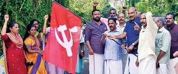 വർഗീസുകുട്ടി ചേനപ്പറമ്പിലിനെ സിപിഐ എം ഏരിയ കമ്മിറ്റി അംഗം പി ഐ ഹാരീസ് രക്തപതാക നൽകി സ്വീകരിക്കുന്നു