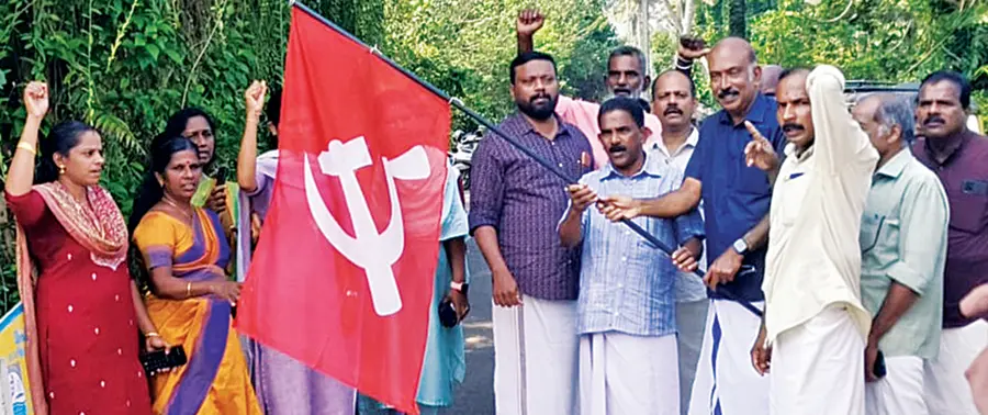 വർഗീസുകുട്ടി ചേനപ്പറമ്പിലിനെ സിപിഐ എം ഏരിയ കമ്മിറ്റി അംഗം പി ഐ ഹാരീസ് രക്തപതാക നൽകി സ്വീകരിക്കുന്നു