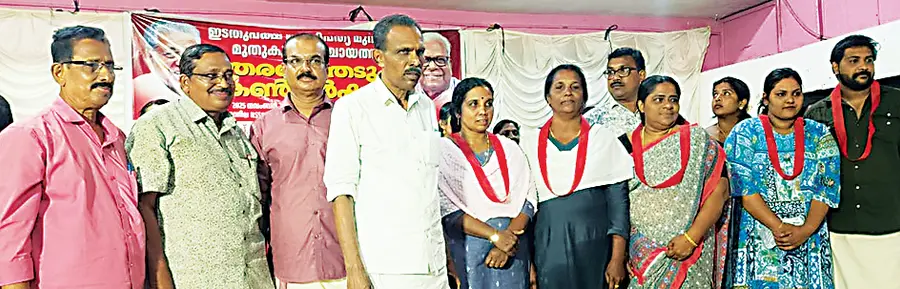 കോൺഗ്രസിൽ നിന്ന് രാജിവച്ചവരെ സിപിഐ എം സംസ്ഥാന കൺട്രോൾ കമ്മീഷൻ ചെയർമാൻ കെ എച്ച് ബാബുജാൻ സ്വീകരിച്ചപ്പോൾ