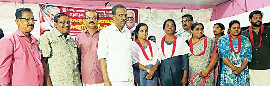 കോൺഗ്രസിൽ നിന്ന് രാജിവച്ചവരെ സിപിഐ എം സംസ്ഥാന കൺട്രോൾ കമ്മീഷൻ ചെയർമാൻ കെ എച്ച് ബാബുജാൻ സ്വീകരിച്ചപ്പോൾ