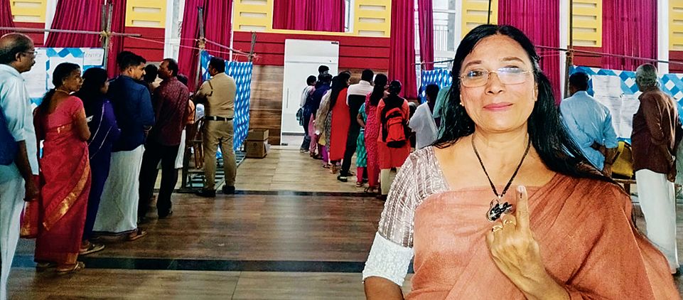 ദലീമ എംഎൽഎ അരൂർ ട്രിനിറ്റി ഹാളിൽ വോട്ട് രേഖപ്പെടുത്തി പുറത്തേക്കിറങ്ങുന്നു