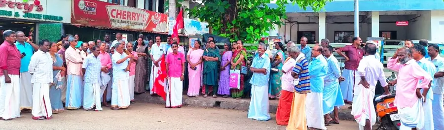 ഹരിപ്പാട് പോസ്റ്റാഫീസ് മാർച്ചും ധർണയും കെഎസ്കെടിയു ജില്ലാ സെക്രട്ടറി എം സത്യപാലൻ ഉദ്ഘാടനം ചെയ്യുന്നു
