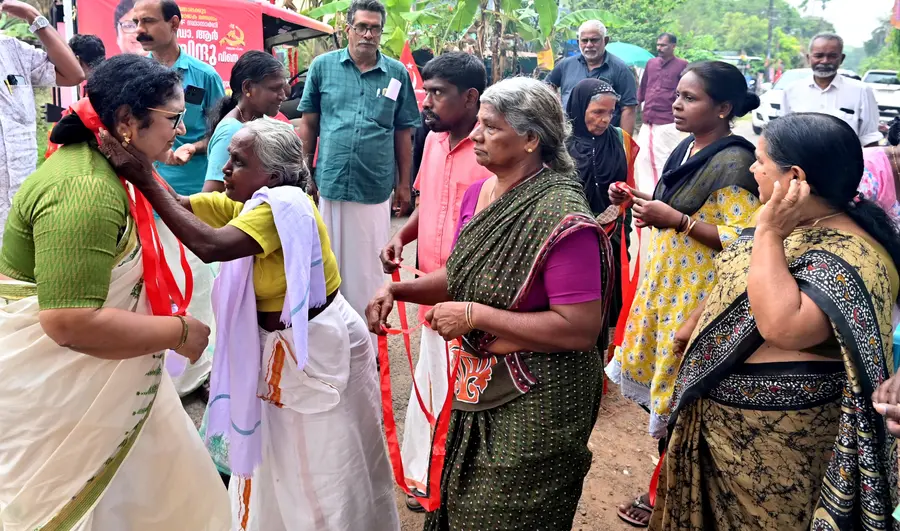 ഇരിങ്ങാലക്കുട മണ്ഡലം എൽഡിഎഫ്‌ സ്ഥാനാർഥി ആർ ബിന്ദുവിന്‌ കനാൽ ബേസിൽ നൽകിയ സ്വീകരണം