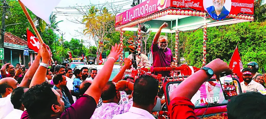 ചേർത്തല മണ്ഡലം എൽഡിഎഫ്‌ സ്ഥാനാർഥി പി പ്രസാദിന്റെ തീരദേശ റോഡ്‌ഷോ തൈക്കൽ കടപ്പുറത്ത്‌ എത്തിയപ്പോൾ 