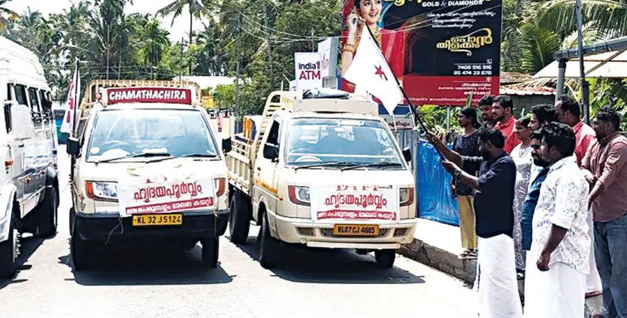 പെരുമ്പളത്ത് ഡിവൈഎഫ്ഐ സമാഹരിച്ച ഭക്ഷണപ്പൊതിയുമായി തിരിച്ച വാഹനം പഞ്ചായത്ത്
പ്രസിഡന്റ് സി ആർ ഗിരീഷ് ഫ്ലാഗ-്ഓഫ് ചെയ്യുന്നു