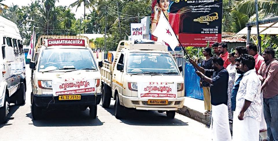 പെരുമ്പളത്ത്‌ ഡിവൈഎഫ്‌ഐ സമാഹരിച്ച ഭക്ഷണപ്പൊതിയുമായി തിരിച്ച വാഹനം പഞ്ചായത്ത്‌  പ്രസിഡന്റ്‌ സി ആർ ഗിരീഷ്‌ ഫ്ലാഗ-്ഓഫ്‌ ചെയ്യുന്നു