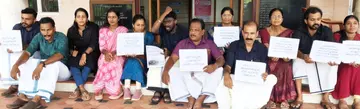 തെരുവു നായ ശല്യത്തിന് പരിഹാരം കാണണമെന്ന് ആവശ്യപെട്ട് ഇരിങ്ങാലക്കുട നഗരസഭാ ഓഫിസിന് മുന്നിൽ എൽഡിഎഫ് കൗൺസിലർമാർ നടത്തിയ ധർണ