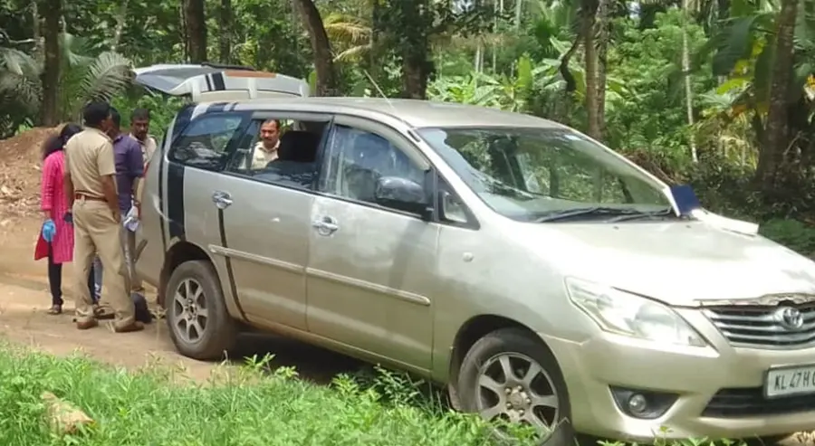 തൃപ്രയാറിൽ ആക്രമിക്കപ്പെട്ട കാർ പൊലീസ് പരിശോധിക്കുന്നു