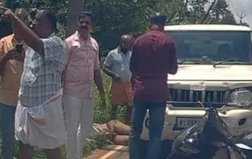 ആളൂരിൽ അപകടത്തിൽ പരിക്കേറ്റവർ റോഡിൽ കിടക്കുന്നു.  അപകട ദിവസം നാട്ടുകാരൻ പകർത്തിയ ചിത്രം