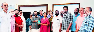 കേരള കർഷകസംഘം സംസ്ഥാന സമ്മേളന ഫണ്ട് ശേഖരിക്കാൻ സ്ഥാപിക്കുന്ന വഞ്ചികളുടെ ഹരിപ്പാട് ഏരിയതല ഉദ്ഘാടനം മുനിസിപ്പൽ കൗൺസിലർ എസ് രാധാമണി അമ്മയ്‌ക്ക്‌ വഞ്ചിപ്പെട്ടി നൽകി ജില്ലാ സെക്രട്ടറി സി ശ്രീകുമാർ ഉണ്ണിത്താൻ നടത്തുന്നു