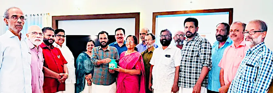 കേരള കർഷകസംഘം സംസ്ഥാന സമ്മേളന ഫണ്ട് ശേഖരിക്കാൻ സ്ഥാപിക്കുന്ന വഞ്ചികളുടെ ഹരിപ്പാട് ഏരിയതല ഉദ്ഘാടനം മുനിസിപ്പൽ കൗൺസിലർ എസ് രാധാമണി അമ്മയ്‌ക്ക്‌ വഞ്ചിപ്പെട്ടി നൽകി ജില്ലാ സെക്രട്ടറി സി ശ്രീകുമാർ ഉണ്ണിത്താൻ നടത്തുന്നു