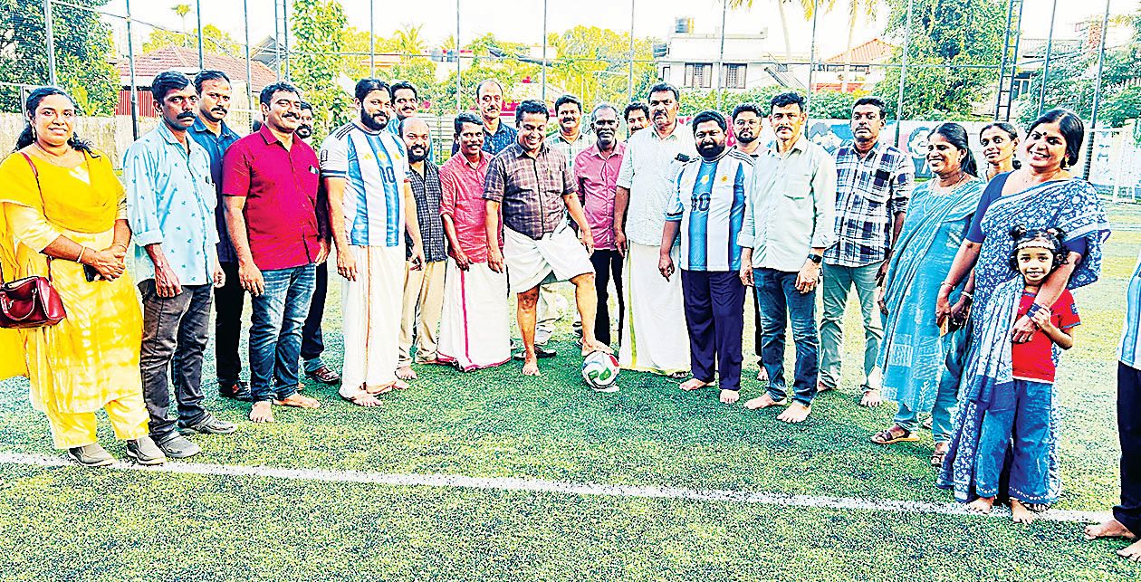 കെഎസ്‌ടിഎ ജില്ലാ കലാകായിക സബ്കമ്മിറ്റി സംഘടിപ്പിച്ച പെനാൽറ്റി ഷൂട്ട്‌ ഔട്ട്‌ ജില്ലാ സ്‍പോർട്സ് കൗൺസിൽ  പ്രസിഡന്റ്‌ വി ജി വിഷ്‍ണു ഉദ്ഘാടനംചെയ്യുന്നു
