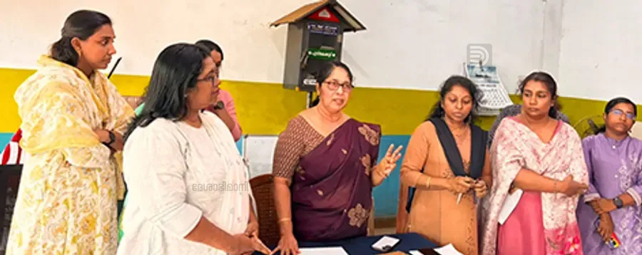 കെഎസ്എഫ്ഇയിലെ കോൺഗ്രസ് അനുകൂല സംഘടന നടത്തിയ സ്ത്രീവിരുദ്ധ പരാമർശങ്ങൾക്കെതിരെ വനിതാ ജീവനക്കാർ നടത്തിയ പ്രതിഷേധം മുൻ മേയർ പ്രസന്ന ഏണസ്റ്റ് ഉദ്ഘാടനംചെയ്യുന്നു